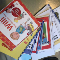 Farverige brochurer om vision og støttemuligheder for blinde og svagsynede børn.