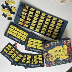 Billedet viser et brætspil med kort og brikker, der er designet til blinde og svagsynede, fremmet af Landsforeningen af forældre til blinde og svagsynede.