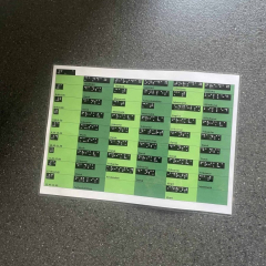 Overskrift som viser dagen og tider for aktiviteter, inklusive fag og frikvarter.