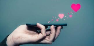 Love me Tinder En hånd med en telefon der kommer hjerter op ad | LFBS