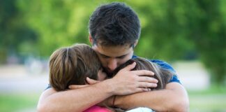 Den første svære tid Familie der krammer hinanden | LFBS