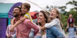 Godt småbørnskursus Familie event med far, mor og børn der smiler | LFBS