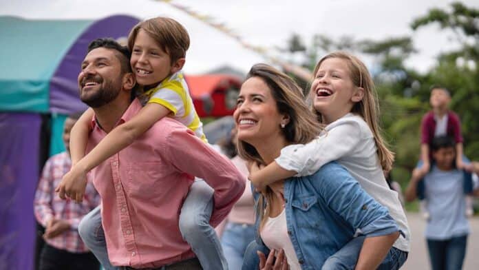 Familie event med far, mor og børn der smiler | LFBS