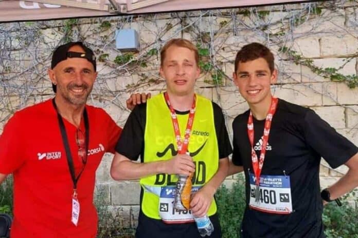 foto fra maltesisk avis med Jesper Mathiesen i løbetøj efter et marathon