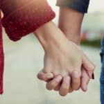 LEDER: Et spørgsmål om sundhed og dannelse To hænder der fletter fingre | LFBS