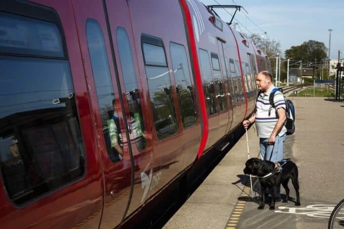 Blind passager med førerhund på vej ind i S-tog