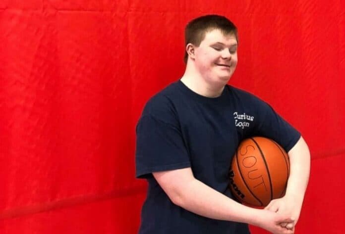 Blind dreng holder en basketball