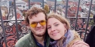 Børn: Gustav og Cecilie er i tvivl To unge mennesker smiler på en udsigtsplatform med bybaggrund.