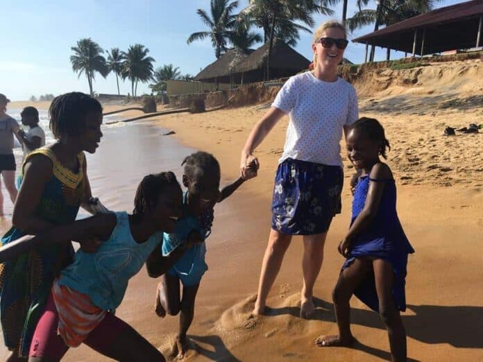 Blinde afrikanske børn leger på stranden