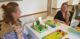 Guide til synsvenlige spil 2 piger sidder med et brætspil