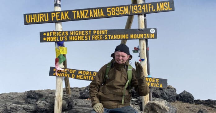 En ferietur til Afrikas højeste bjerg forvandlede sig bogstavelig talt til et mareridt for 22-årige Jakob. Udsigten fra toppen af Kilimanjaro blev det sidste han så, før hans syn forsvandt helt.