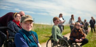 Frontløbere fra projekt Natur for alle på tur på en sti