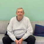 Fra panik til positiv Mogens Nielsen sidder i sin sofa og kigger direkte ind i kameraet