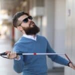 Konsulenthus vil bringe flere med handicap i job Blind mand med mørke solbriller og en blindestok i hænderne, han er ved at folde ud