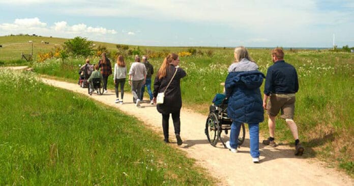 En flok mennesker på sti i forbindelse med projekt Natur for alle.