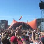 Orange sommer for alle Den ikoniske orange scene med et hav af publikum foran