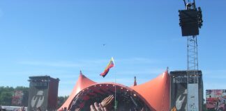 Den ikoniske orange scene med et hav af publikum foran