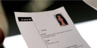 Langt fra holdning til handling En hånd holder en jobansøgning