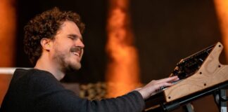 Jazzpianisten Malthe Jepsen ved klaveret under en koncert
