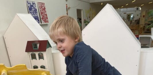 5årige Theo leger på motorikbane, hvor han klatrer over nogle pinde