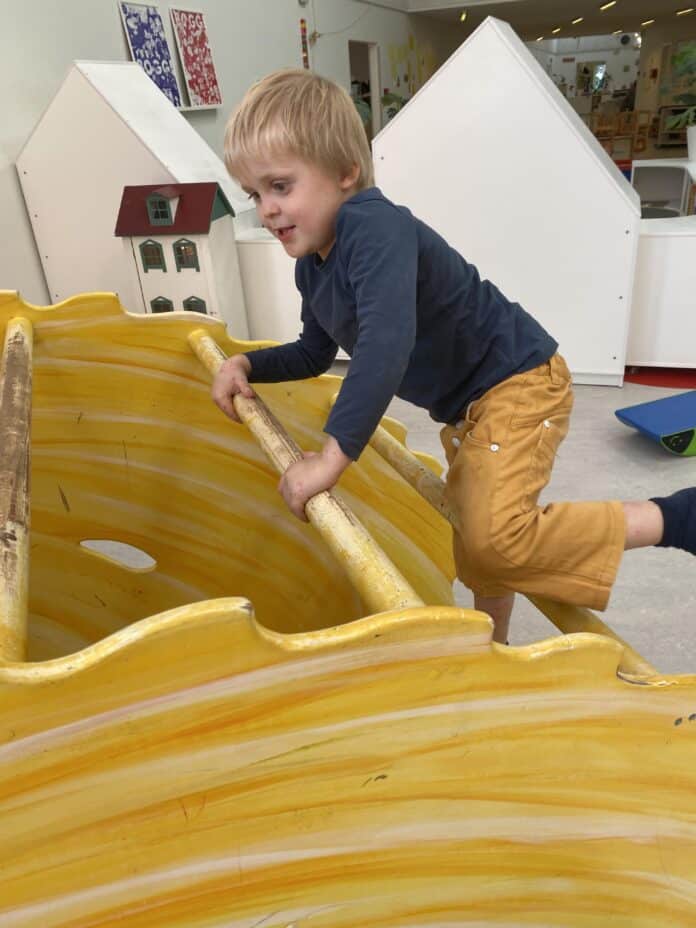 5årige Theo leger på motorikbane, hvor han klatrer over nogle pinde