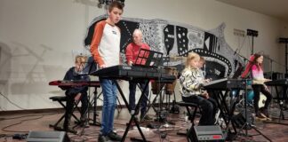 Potentiale for piano Den ene af Thomas Sonne Jensens sønner på scenen med sit band