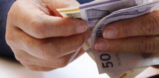 Synslegater: Få øje på flere penge to hænder der tæller danske pengesedler