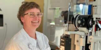 Nyt professorat i børns øjensygdomme Professor Line Kessel i kittel på sin arbejdsplads med synsudstyr