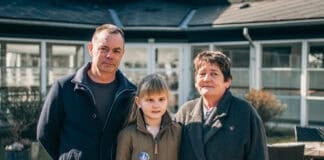 Elina fik nej til ledsager – men endte alligevel med den støtte, hun har brug for Anja og Michael forventede, at Elina ville blive godkendt til ledsagerordning efter sin 12-års fødselsdag. Men en paragraf i Barnets Lov kom i vejen. Med hjælp fra deres socialrådgiver lykkedes det alligevel at få støtte til udvikling af Elinas sociale kompetencer.