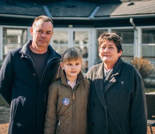 Elina fik nej til ledsager – men endte alligevel med den støtte, hun har brug for Anja og Michael forventede, at Elina ville blive godkendt til ledsagerordning efter sin 12-års fødselsdag. Men en paragraf i Barnets Lov kom i vejen. Med hjælp fra deres socialrådgiver lykkedes det alligevel at få støtte til udvikling af Elinas sociale kompetencer.