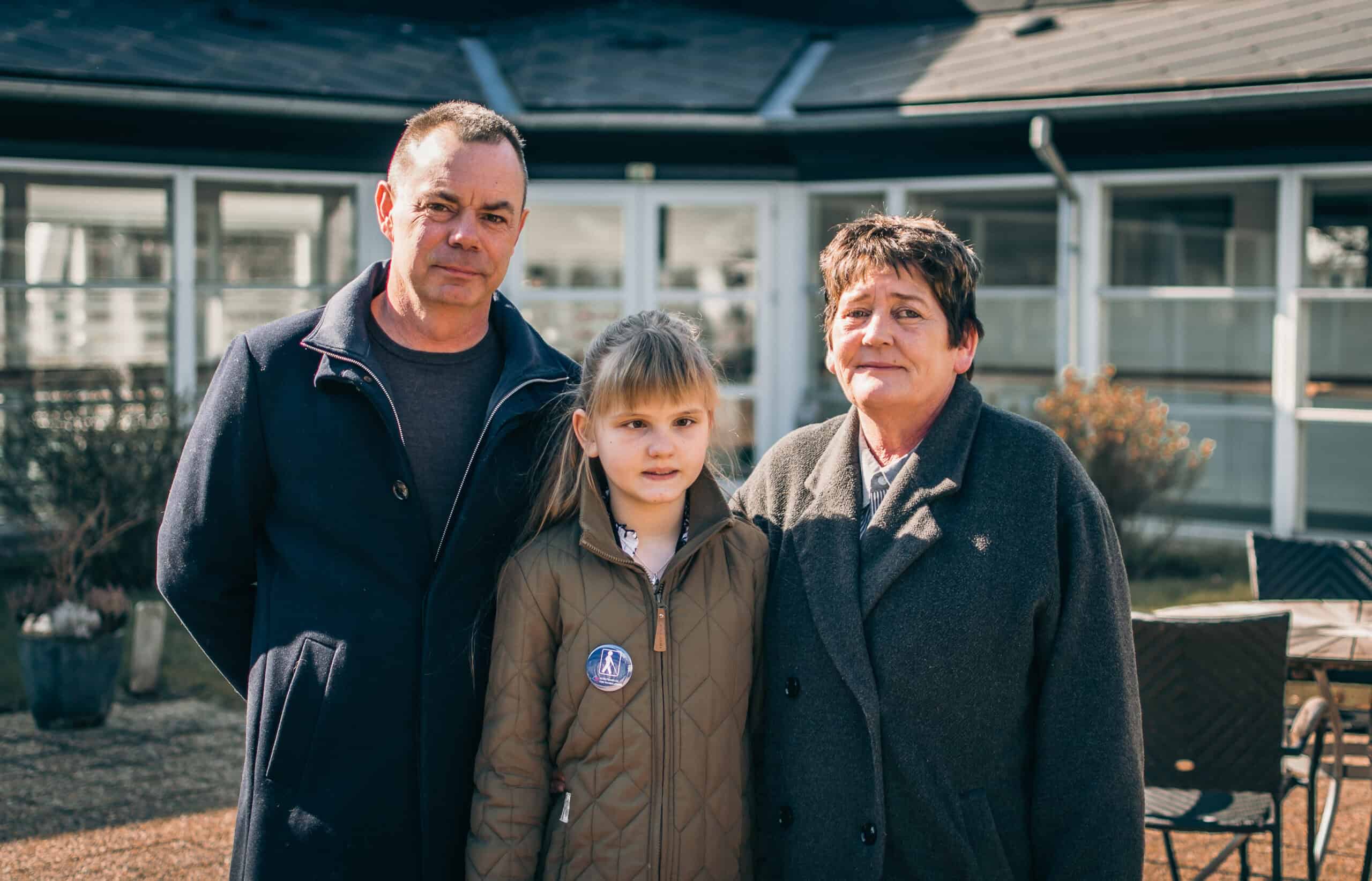 Elina med sin morfar, Michael, på venstre side, og mormor, Anja, på højre side.