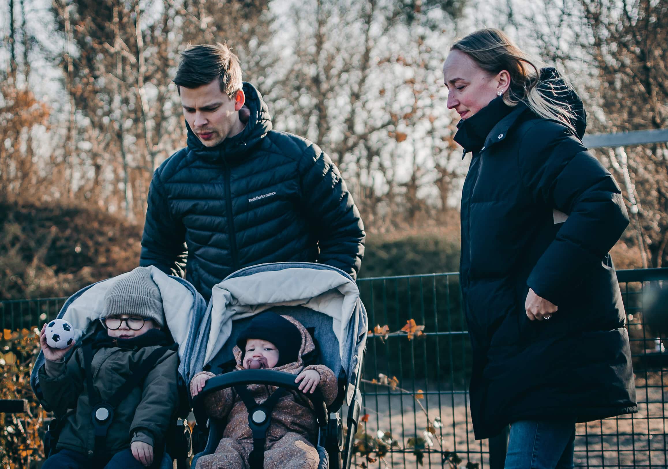 Mikkel og Karen har en dobbelt klapvogn til Otto og hans lillesøster, Ena.