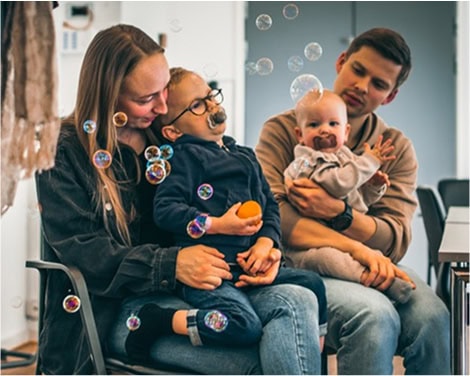 Sæbeboblerne flyver om ørerne på mor Karen, Otto, lillesøster Ena og far Mikkel, der sammen danner familien Rosenberg Spliid.