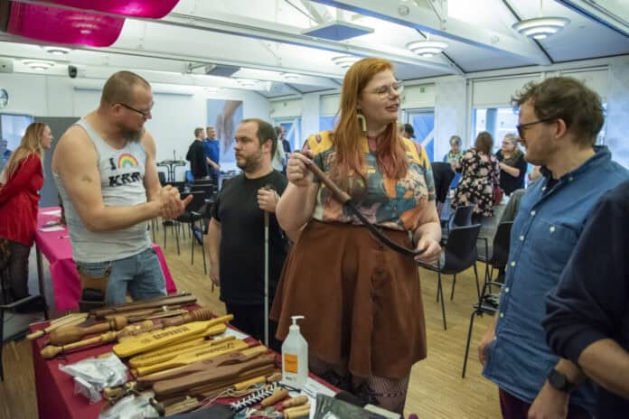 Kvinde taler om sexlegetøj ved en stand på DBS' erotikmesse