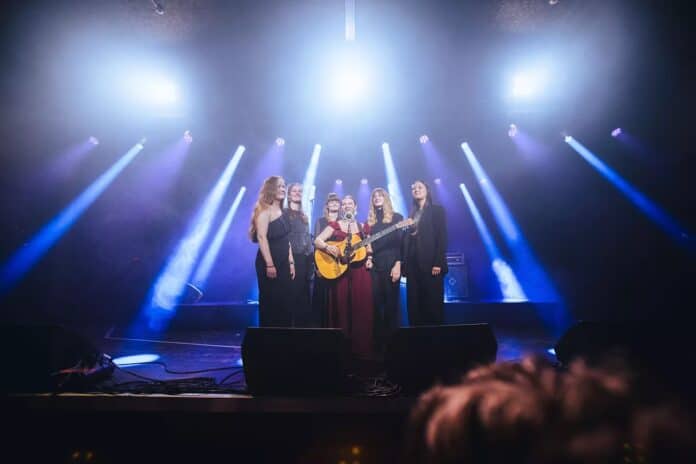Maria-Louise Lundqvists band Rea Qvist står på scenen til Band Battle badet i blåt spotlys