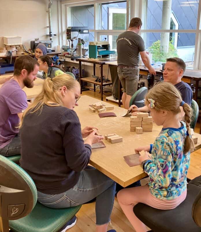 Pigen Silje laver aktiviteter ved et bord til et arrangement i LFBS