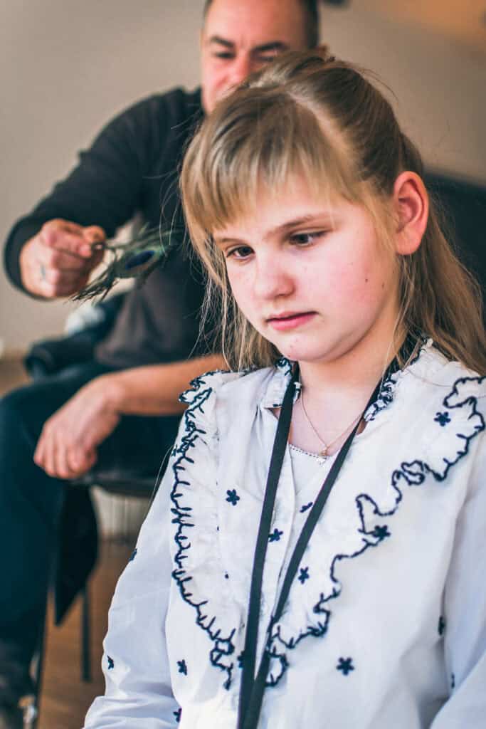 Elinas morfar, Michael, der er fungerer som hendes far i dagligdagen, har svært ved, at andre forældre tvivler på hans forståelse for Elinas synshandicap.