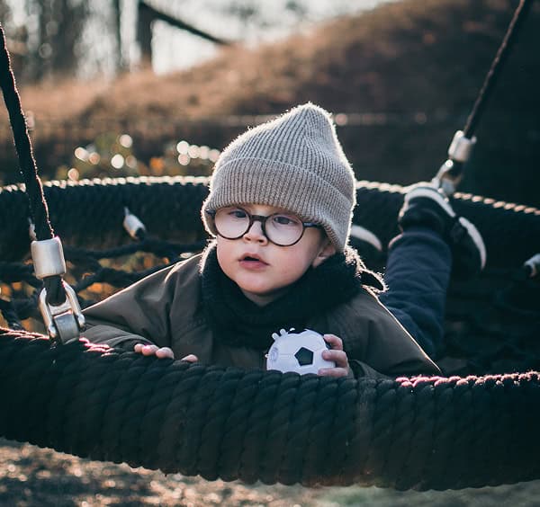 Det er ikke let at få behandlingen. Den er endnu ikke godkendt i England, så der er længe til, at den kommer til Danmark. Og så skal børn helst have den inden fireårsalderen, hvor nødvendige celler begynder at degenerere.