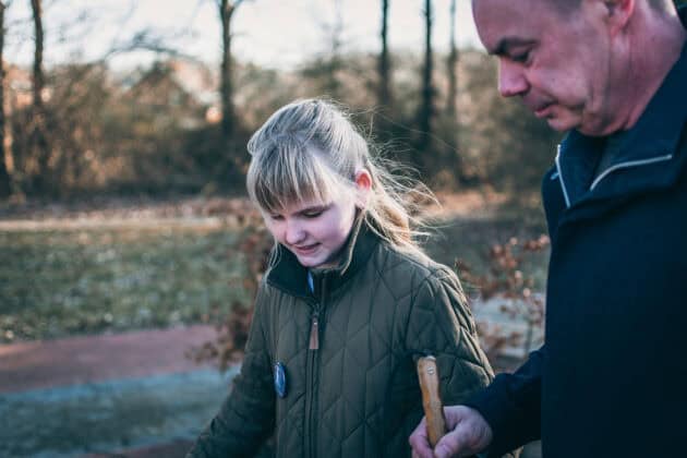 Selvom Elinas morfar, Michael, opdrager sit barnebarn til selv at tage stilling, er han altid klar med en hjælpende hånd. Ofte hjælper han hende med at finde vej, som det ses på billedet her.