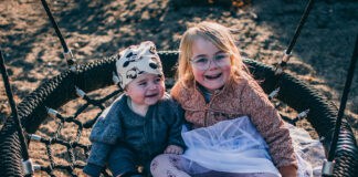 Burde Vester være alvorligt syg? 1,5-årige Vesters forældre, Kåre og Rebecca, frygter, at der gemmer sig noget uopdaget i hans krop. Lægerne tror nemlig, at han har MCOPS12, men hans sygdomsbillede er atypisk, for de finder "kun" hans synshandicap, når de undersøger ham.