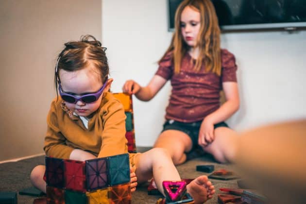 Karla skal ikke blive et skyggebarn, fordi lillesøster Lykke er født med et synshandicap. Det er vigtigt for søstrenes forældre, Sacha og Tony.