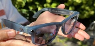 Smart-briller giver selvstændighed To hænder fremviser et par Ray-Ban Meta briller