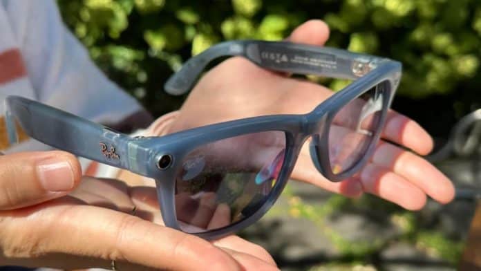meta-rayban-1 To hænder fremviser et par Ray-Ban Meta briller