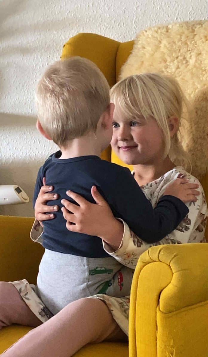 6årige Solfrid er storesøster til Fjor på 1,5 år, som er blind. De sidder sammen i en lænestol