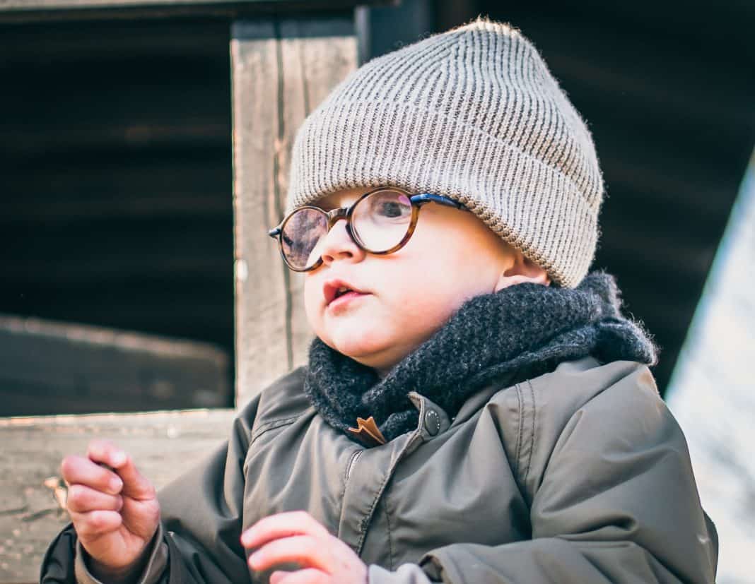 Otto, som lever med et alvorligt synshandicap, er midtpunktet i en hverdag, hvor manglende efteruddannelse hos pædagogerne gør det svært at give ham den støtte, han har brug for.