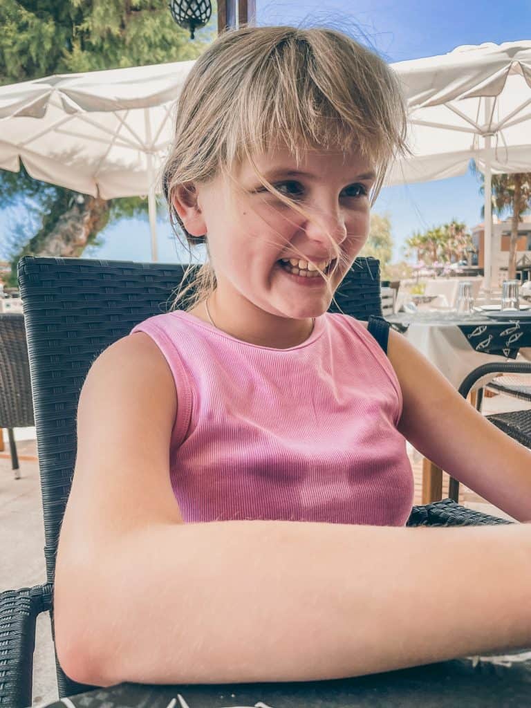 Sommerens store oplevelse for Elina og familien var en tur til Kreta, som bød på sol, varme og god mad. Her er Elina trukket væk fra poolen for en stund for at slappe af i skyggen. 