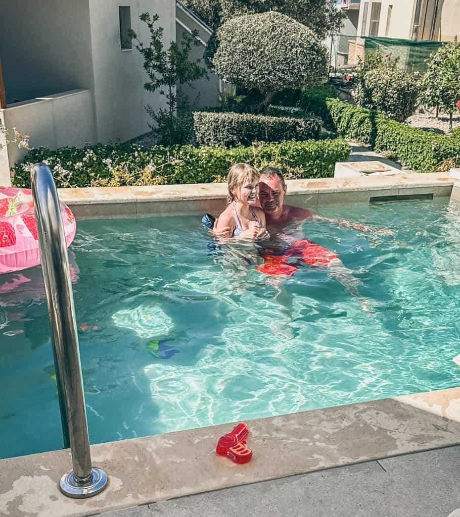 For at Elina kan lege bedst og bevæge sig mest frit, sørger Anja og Michael som regel for, at de har privat pool, når de er på ferie. Her bader Elina i poolen med Michael. 