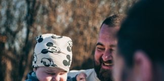 Kåre og Rebecca kæmpede sig tilbage, da hverdagen væltede Kåre holder Vester. Et billede, der viser det stærke bånd, der er mellem de to. Lige siden første bekymring har Kåre været ekstra beskyttende over for den lille fyr.