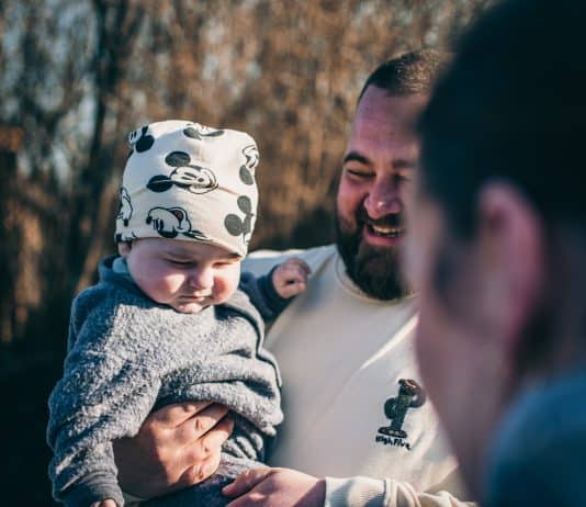 Kåre og Rebecca kæmpede sig tilbage, da hverdagen væltede Kåre holder Vester. Et billede, der viser det stærke bånd, der er mellem de to. Lige siden første bekymring har Kåre været ekstra beskyttende over for den lille fyr.