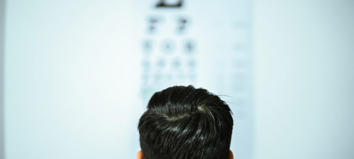 Person ser på synstest med fokus på synsbrøk og synsforståelse.